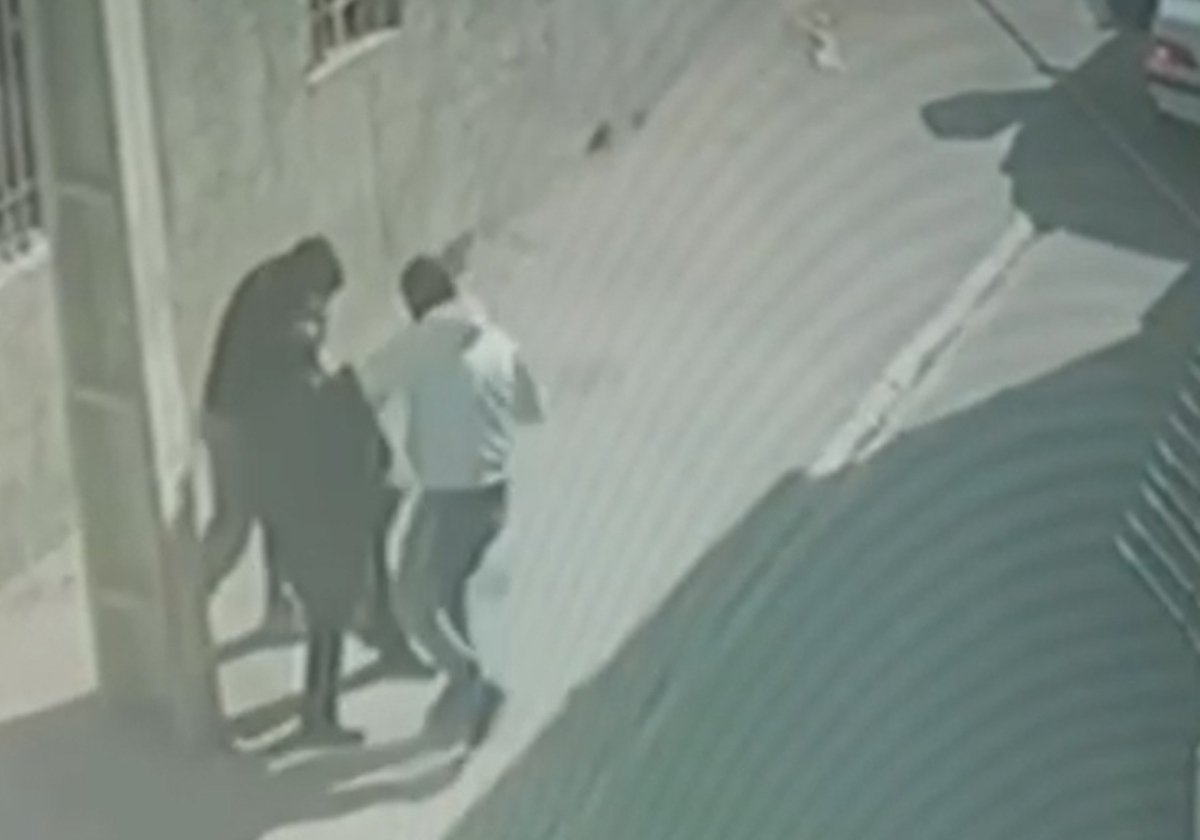لحظات زورگیری گروهی خشن از یک زن