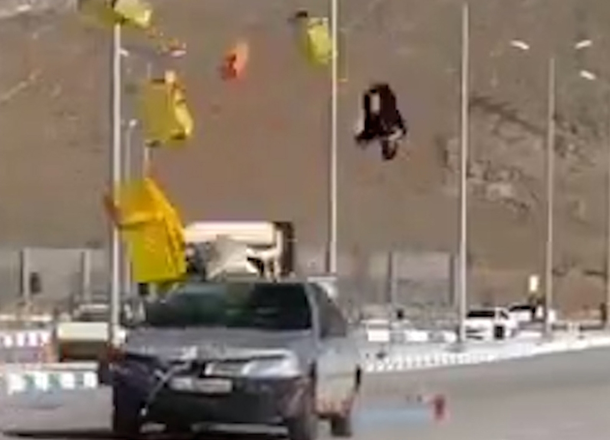 حرکت خطرناک یک جوان در مقابل خودرو