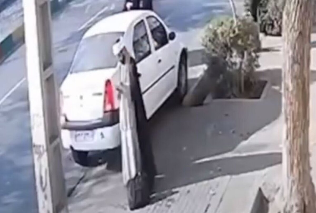 لحظه سرقت موبایل یک روحانی در قم