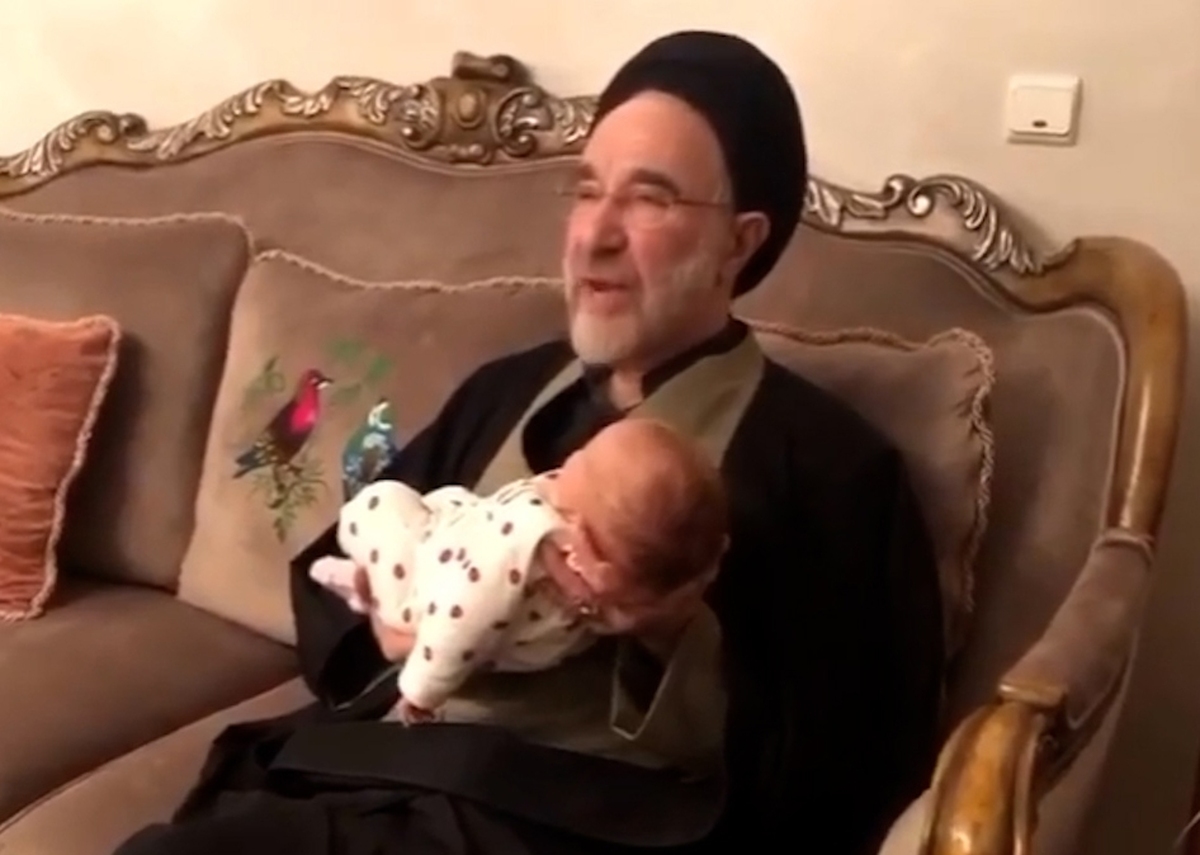 اذان گفتن خاتمی در گوش «ایران» نوه حسن خمینی