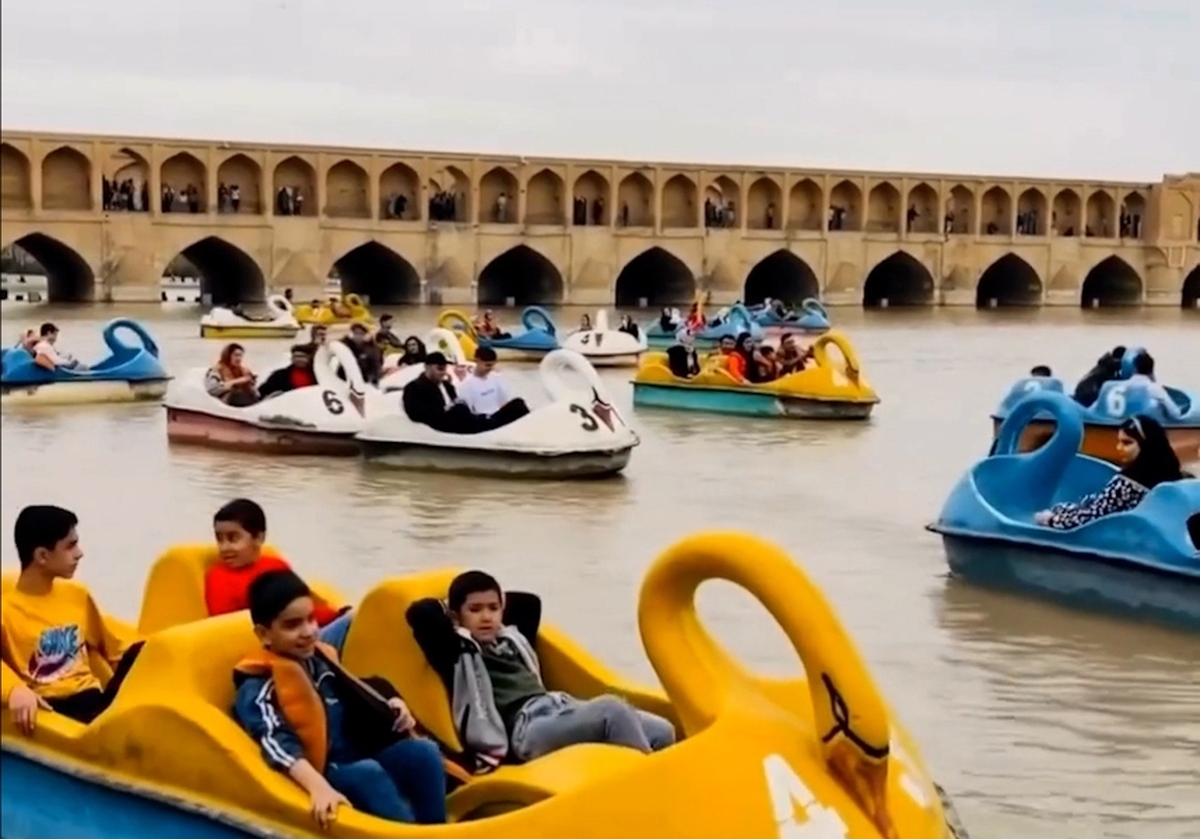 قایقرانی اصفهانی‌ها دور سی و سه پل با آهنگ معین