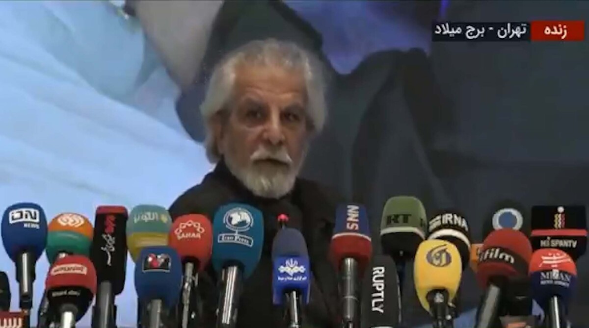 درخواست سیگار کشیدن دبیر جشنواره فجر در نشست خبری!