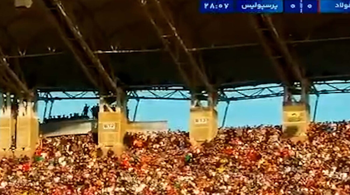 حرکت خطرناک هواداران بازی فولاد - پرسپولیس