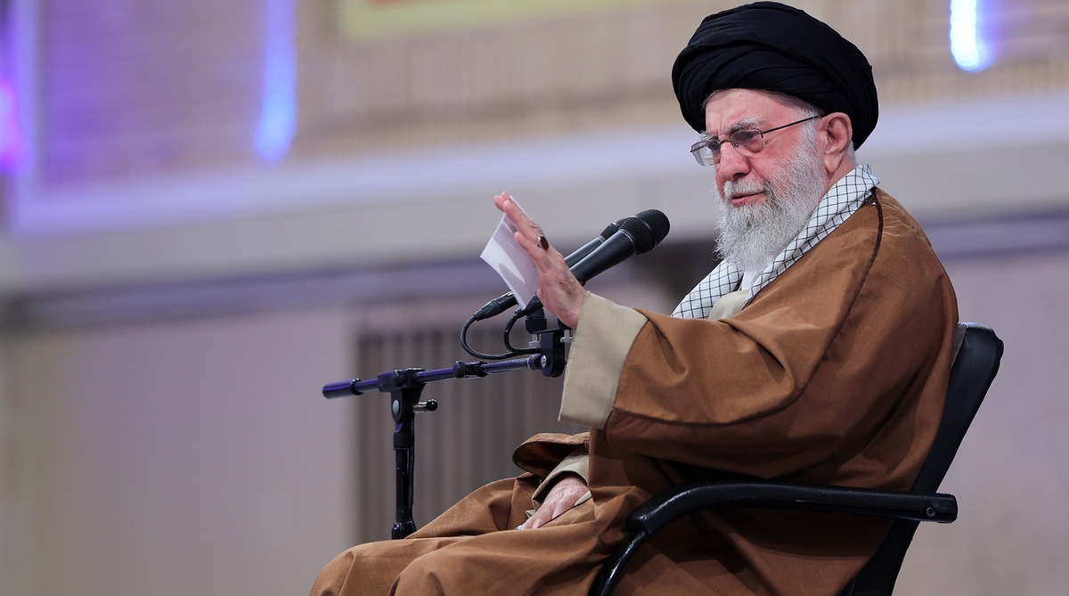 مخالفت صریح رهبر انقلاب با مذاکره با آمریکا: هوشمندانه، عاقلانه و شرافتمندانه نیست