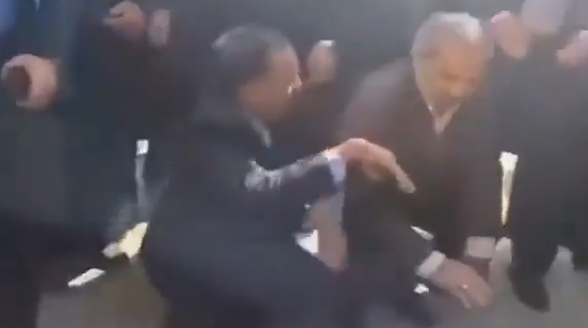 پرتاب سنگ به صورت وزیر آموزش‌وپرورش