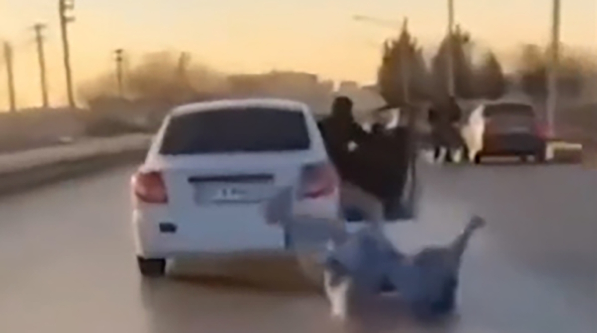 لحظه پریدن یک دختر جوان به بیرون تیبا؛ آدم ربایی بود؟!