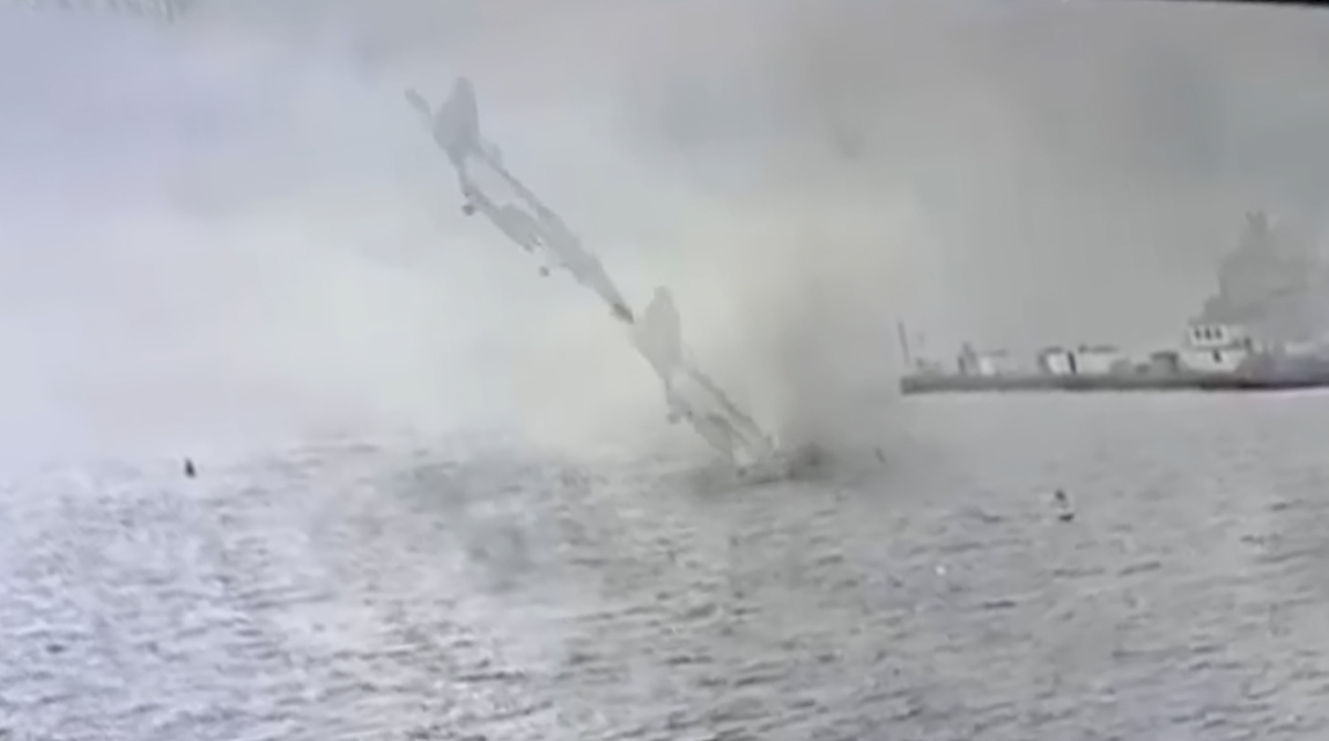 لحظه سقوط جنگنده EA-18G آمریکا درون سواحل سن‌دیگو