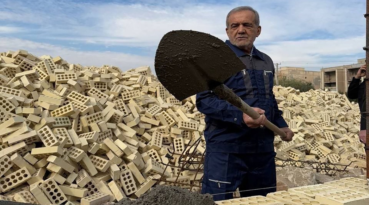 لحظات کارگری مسعود پزشکیان به همراه معاونش در خوزستان!