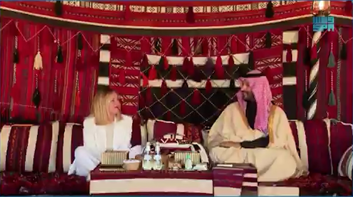محمد بن سلمان و خانم نخست وزیر در چادر