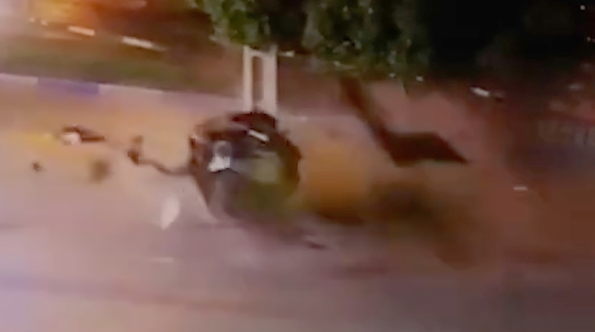 لحظه تکه تکه شدن پژو پارس پس از تصادف!
