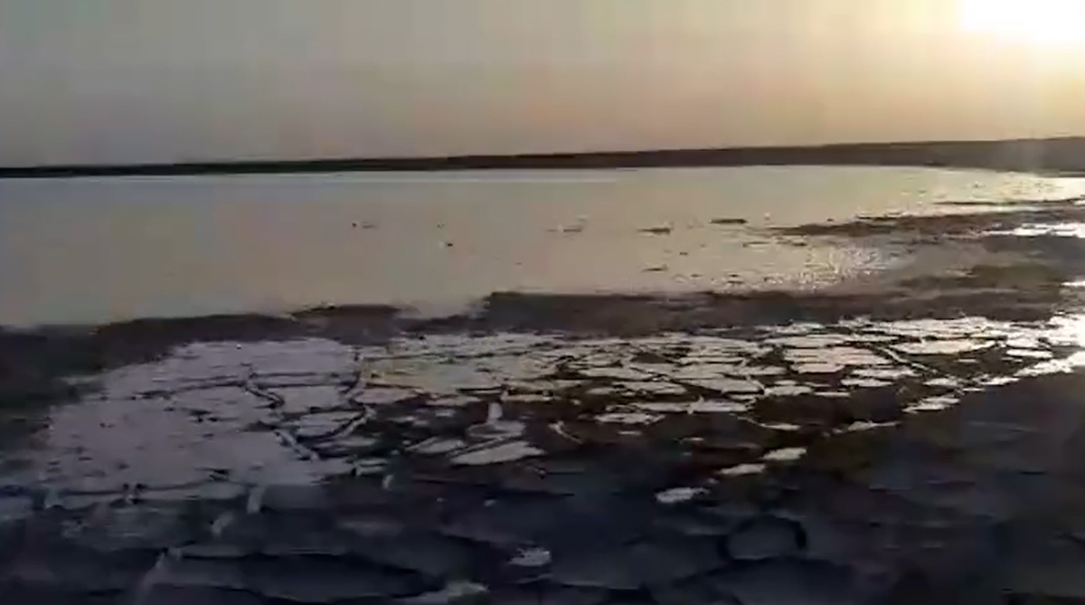 لحظات عبور سیلاب افغانستان از مرز ایران و ورود به هامون