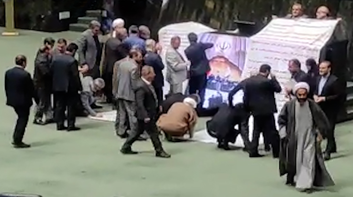 پهن کردن طومار در صحن مجلس؛ در آن چه نوشته بود؟