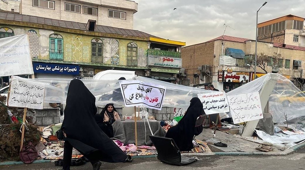 تجمع کنندگان برای قانون حجاب مقابل مجلس پول می‌گیرند!