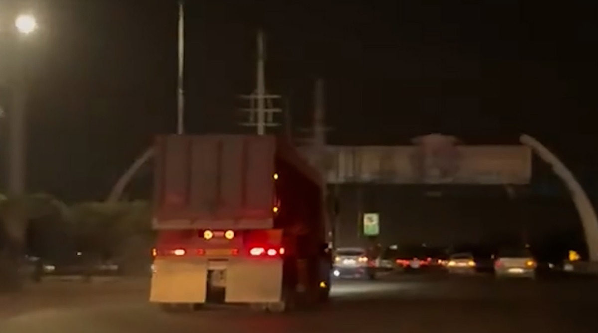 حرکت زیگازاگ راننده تریلی با سرعت بالا!