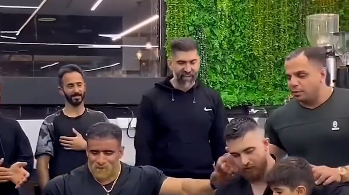 هادی چوپان با ریش رنگی و چهره غیرمنتظره