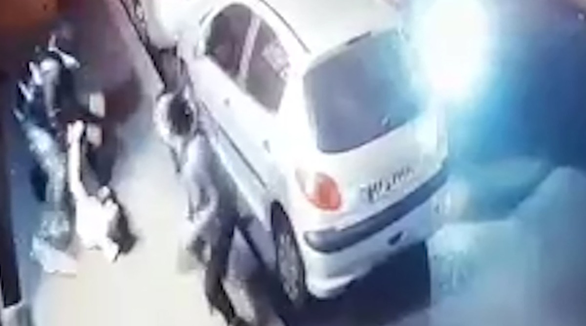 لحظات زورگیری مقابل خوابگاه دانشجویان دانشگاه امیرکبیر