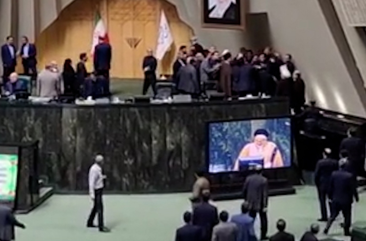 لحظات درگیری شدید در مجلس ایران؛ نمی‌گذاریم شب به خانه برسید!