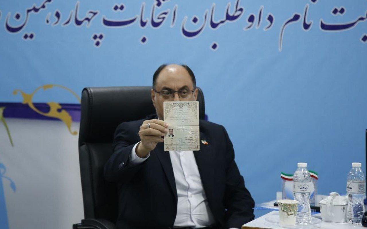 وحید حقانیان کاندیدای ریاست جمهوری شد! / قطع برق ستاد انتخابات همزمان با ثبت نام حقانیان / اطرفیان احمدی نژاد: او می‌آید / ثبت نام پزشکیان همراه دخترش: به نفع کسی انصراف نمی‌دهم