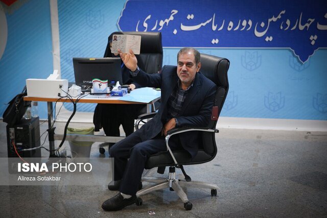 محمود احمدی نژاد رسماً ثبت نام کرد / وزیر ارشاد با معاون و برادر داماد رئیسی آمد