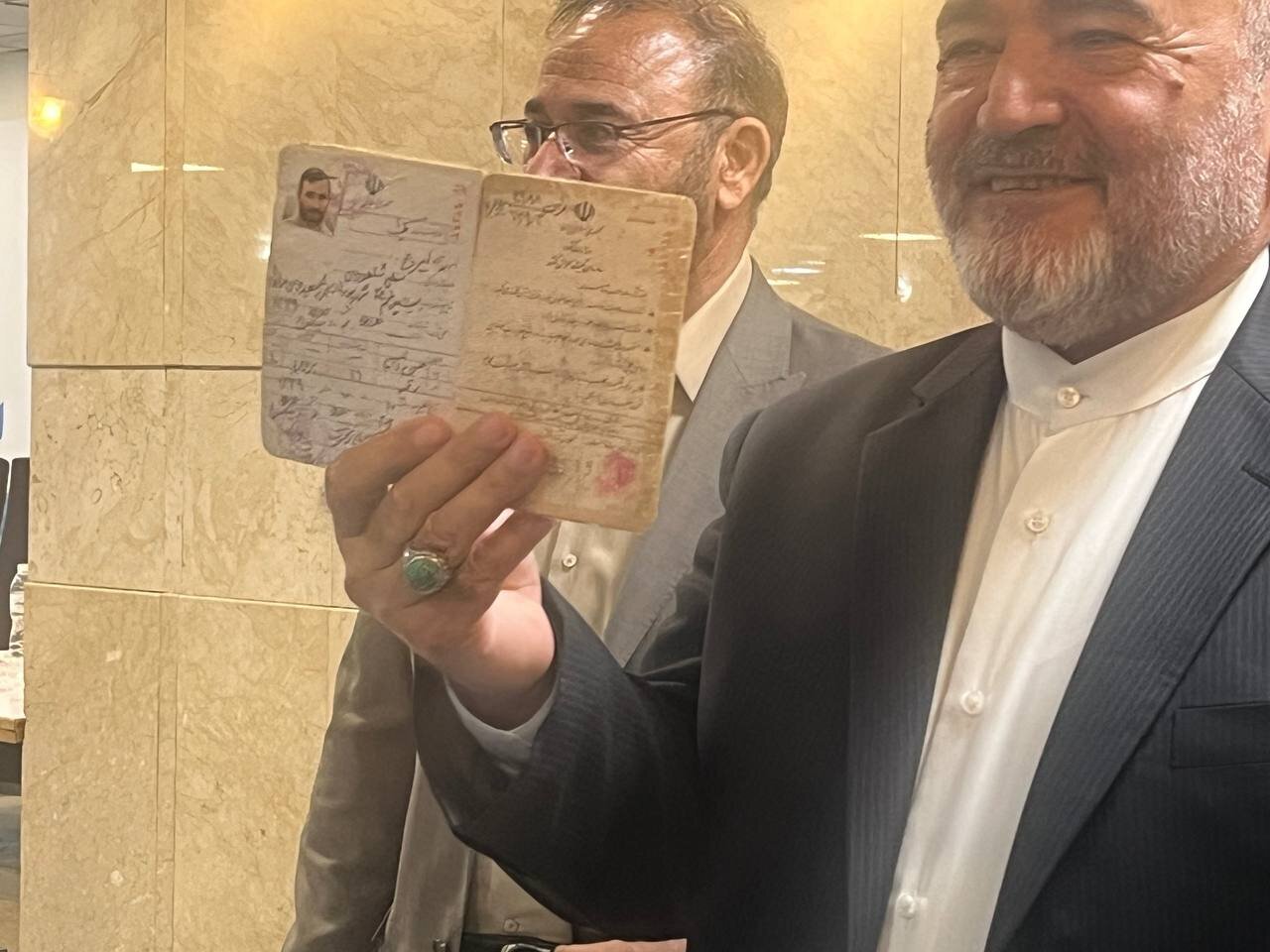 محمود احمدی نژاد رسماً ثبت نام کرد / وزیر ارشاد با معاون و برادر داماد رئیسی آمد