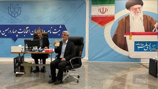 محمود احمدی نژاد رسماً ثبت نام کرد / وزیر ارشاد با معاون و برادر داماد رئیسی آمد