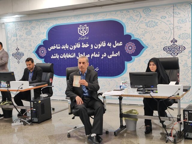 محمود احمدی نژاد رسماً ثبت نام کرد / وزیر ارشاد با معاون و برادر داماد رئیسی آمد