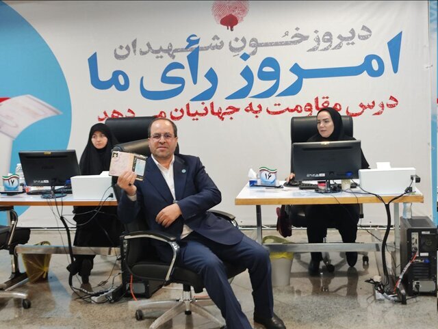 محمود احمدی نژاد رسماً ثبت نام کرد / وزیر ارشاد با معاون و برادر داماد رئیسی آمد