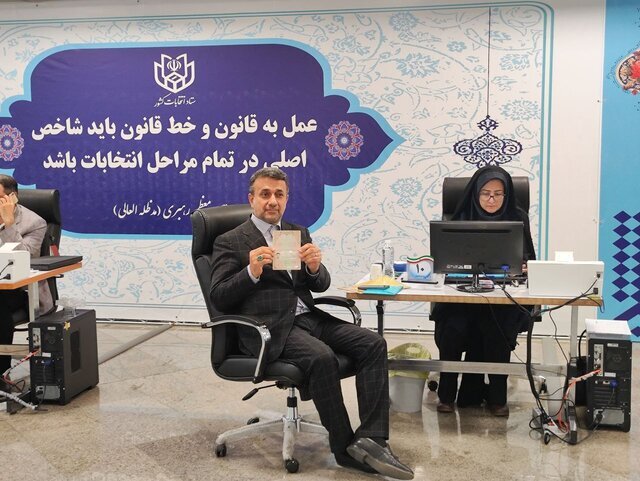 محمود احمدی نژاد رسماً ثبت نام کرد / وزیر ارشاد با معاون و برادر داماد رئیسی آمد