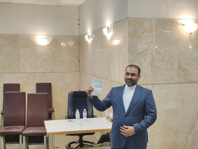 محمود احمدی نژاد رسماً ثبت نام کرد / وزیر ارشاد با معاون و برادر داماد رئیسی آمد / سعید محمد بر سر قبر شهید ابراهیم رئیسی؛ دورخیز برای ثبت نام؟
