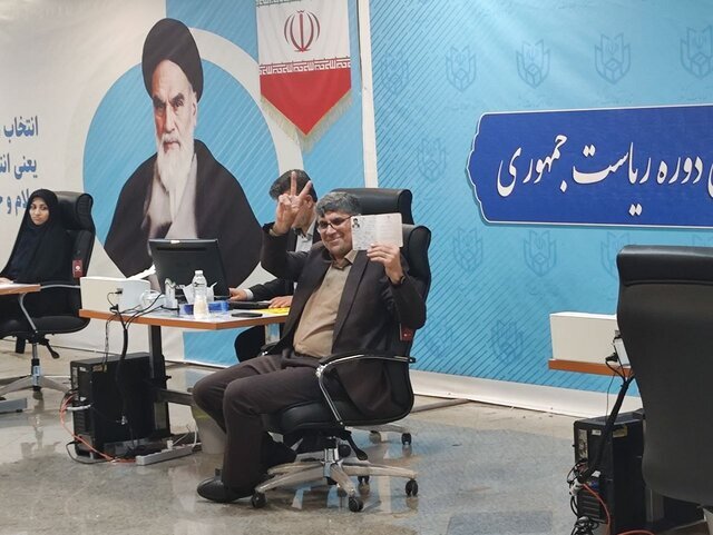 محمود احمدی نژاد رسماً ثبت نام کرد / وزیر ارشاد با معاون و برادر داماد رئیسی آمد / سعید محمد بر سر قبر شهید ابراهیم رئیسی؛ دورخیز برای ثبت نام؟