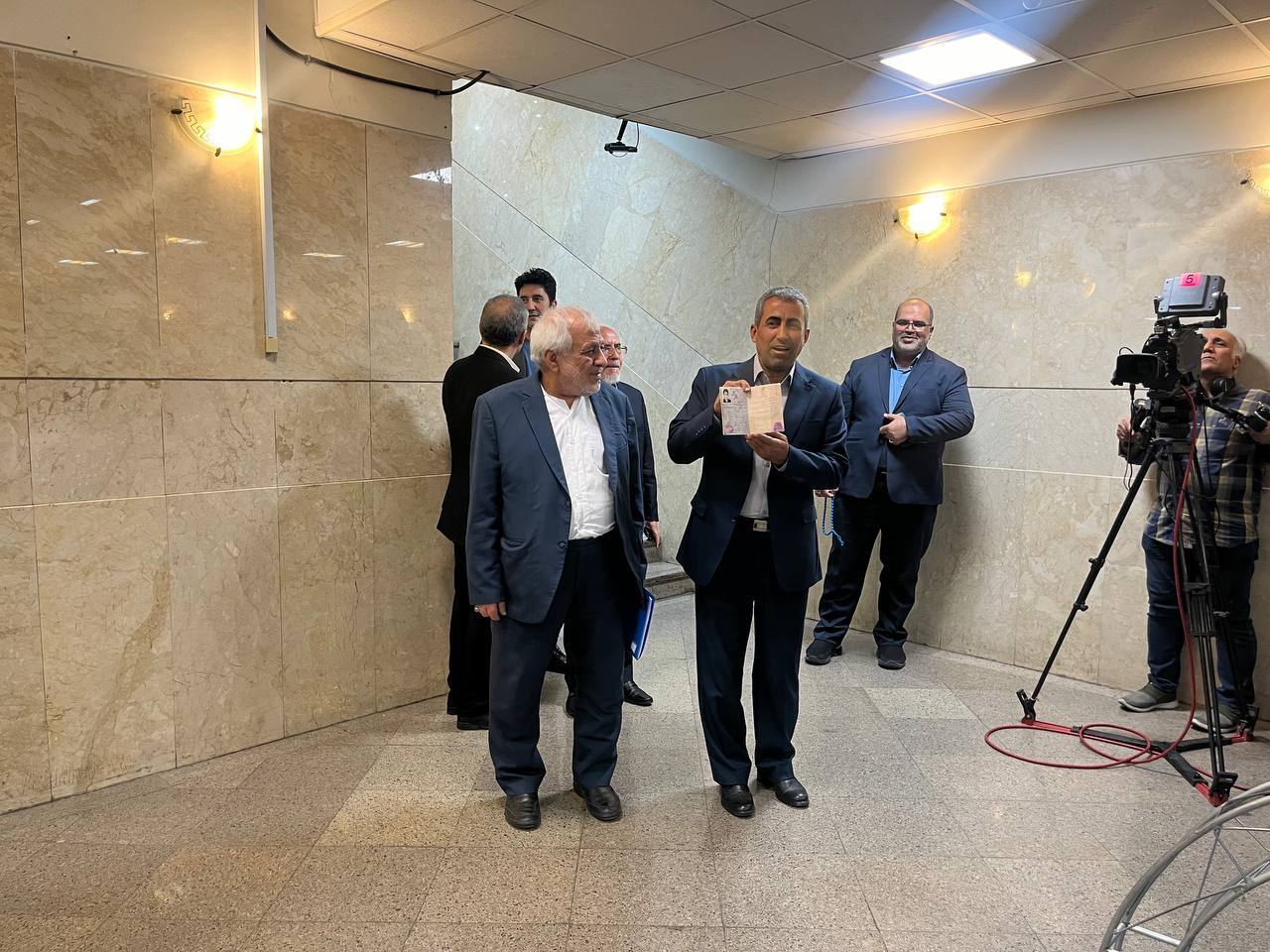 محمود احمدی نژاد رسماً ثبت نام کرد / وزیر ارشاد با معاون و برادر داماد رئیسی آمد / سعید محمد بر سر قبر شهید ابراهیم رئیسی؛ دورخیز برای ثبت نام؟
