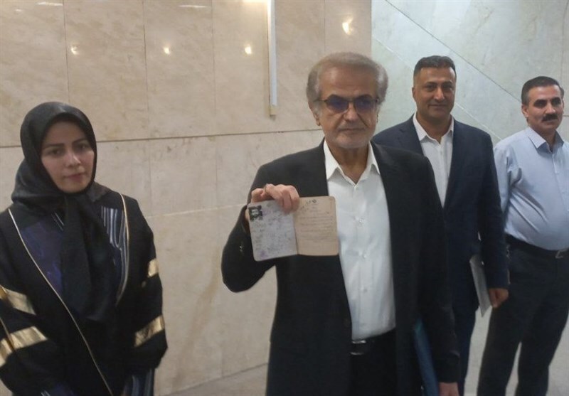 محمود احمدی نژاد رسماً ثبت نام کرد / وزیر ارشاد با معاون و برادر داماد رئیسی آمد / سعید محمد بر سر قبر شهید ابراهیم رئیسی؛ دورخیز برای ثبت نام؟