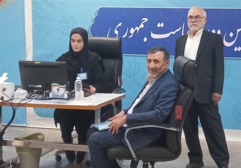محمود احمدی نژاد رسماً ثبت نام کرد / وزیر ارشاد با معاون و برادر داماد رئیسی آمد / صف بلند وزرا و نمایندگان مجلس / سعید محمد بر سر قبر شهید ابراهیم رئیسی؛ دورخیز برای ثبت نام؟