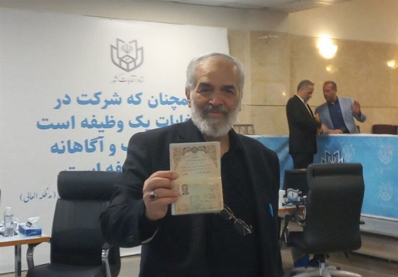 محمود احمدی نژاد رسماً ثبت نام کرد / وزیر ارشاد با معاون و برادر داماد رئیسی آمد / صف بلند وزرا و نمایندگان مجلس / سعید محمد بر سر قبر شهید ابراهیم رئیسی؛ دورخیز برای ثبت نام؟