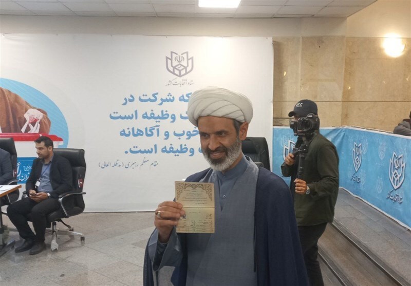 محمود احمدی نژاد رسماً ثبت نام کرد / وزیر ارشاد با معاون و برادر داماد رئیسی آمد / صف بلند وزرا و نمایندگان مجلس / سعید محمد بر سر قبر شهید ابراهیم رئیسی؛ دورخیز برای ثبت نام؟
