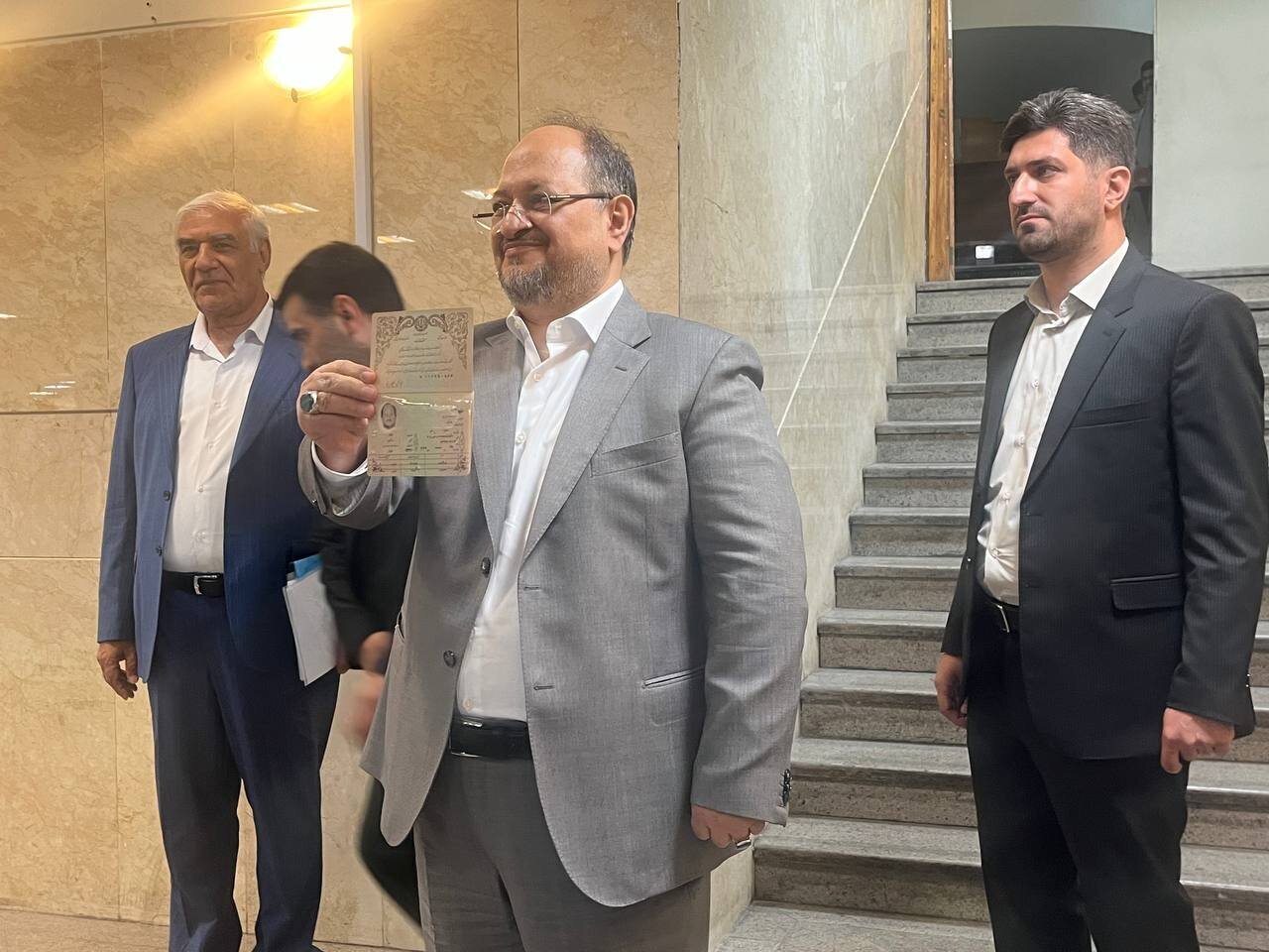 محمود احمدی نژاد رسماً ثبت نام کرد / وزیر ارشاد با معاون و برادر داماد رئیسی آمد / صف بلند وزرا و نمایندگان مجلس / سعید محمد بر سر قبر شهید ابراهیم رئیسی؛ دورخیز برای ثبت نام؟ / شریعتمداری ثبت نام کرد