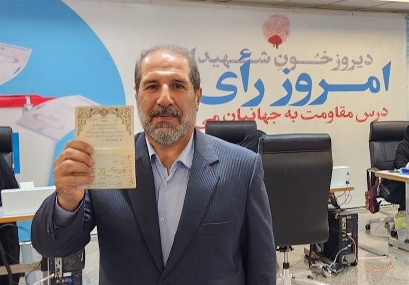 محمود احمدی نژاد رسماً ثبت نام کرد / وزیر ارشاد با معاون و برادر داماد رئیسی آمد / صف بلند وزرا و نمایندگان مجلس / سعید محمد بر سر قبر شهید ابراهیم رئیسی؛ دورخیز برای ثبت نام؟ / شریعتمداری ثبت نام کرد