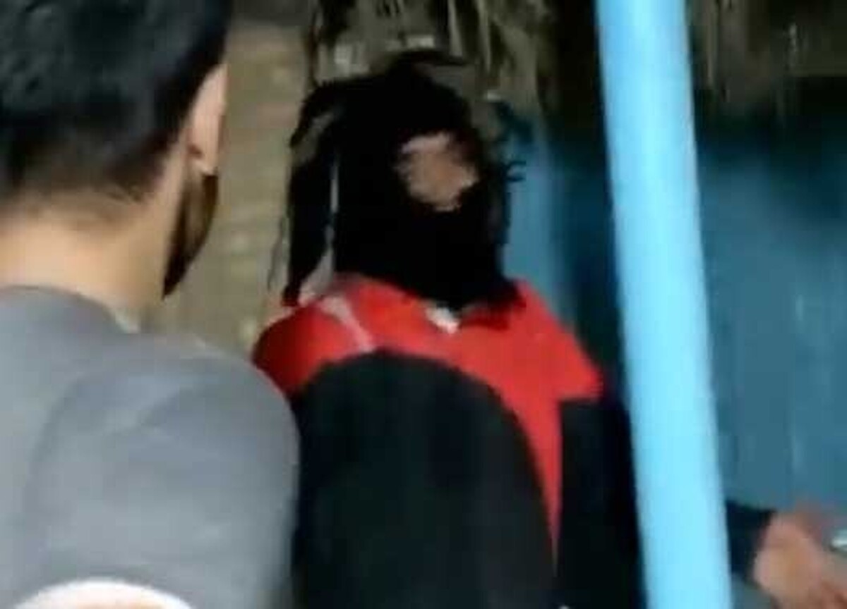 لحظات کتک زدن یک دزد توسط صاحبخانه!