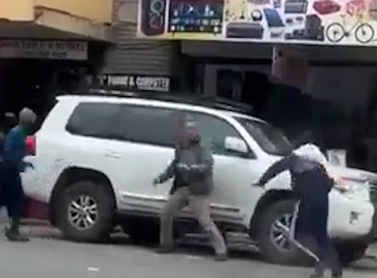 لحظه نبرد یک پدر با دسته چاقوکش‌ها