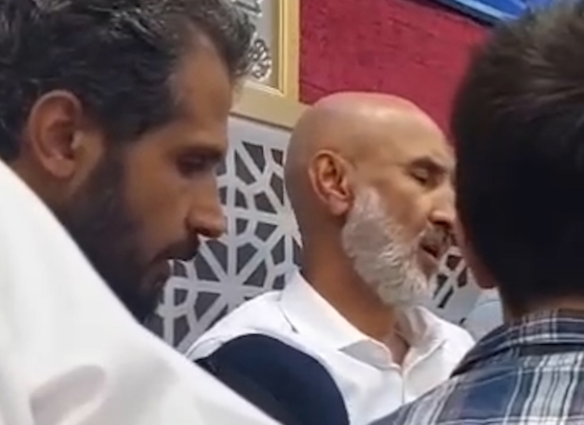 حمید نوری کنار منبر دعای عرفه حاج منصور ارضی