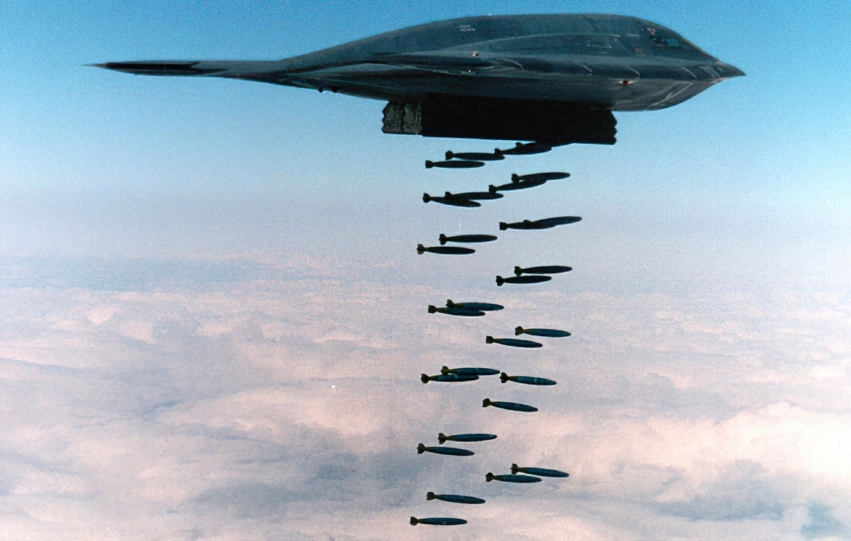 پرواز بمب افکن استراتژیک B-2 Spirit
