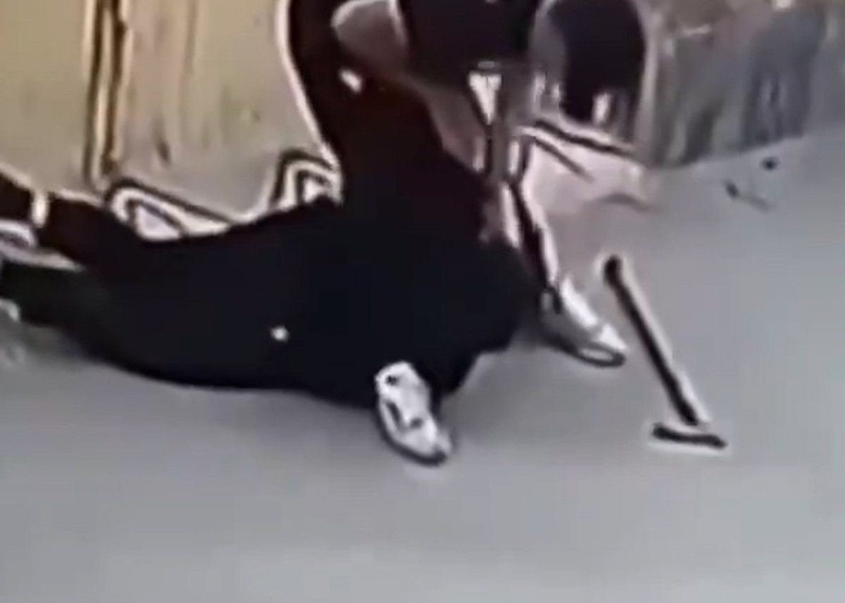لحظه زورگیری خشن از مادربزرگ اردبیلی در روز روشن