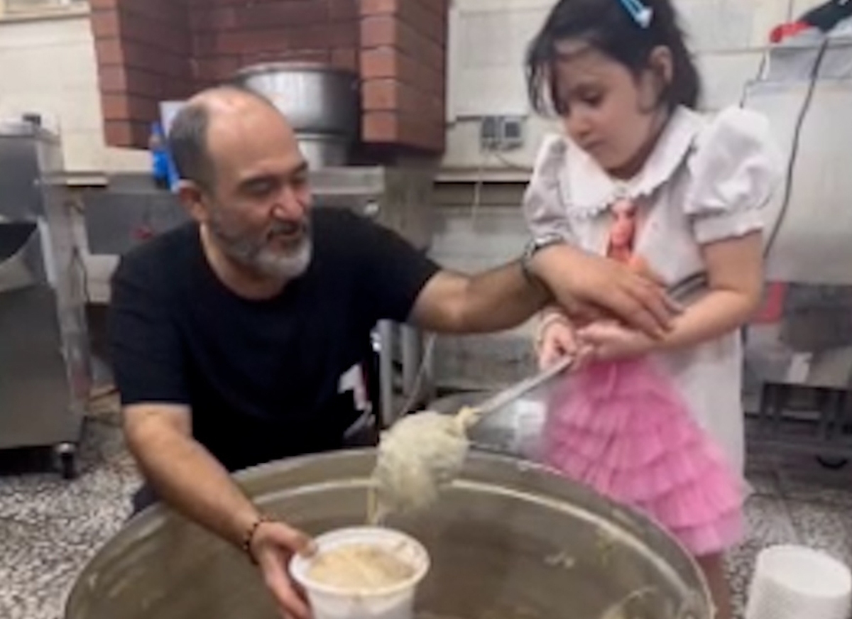 نذری مهران غفوریان و دخترش در روز تاسوعا