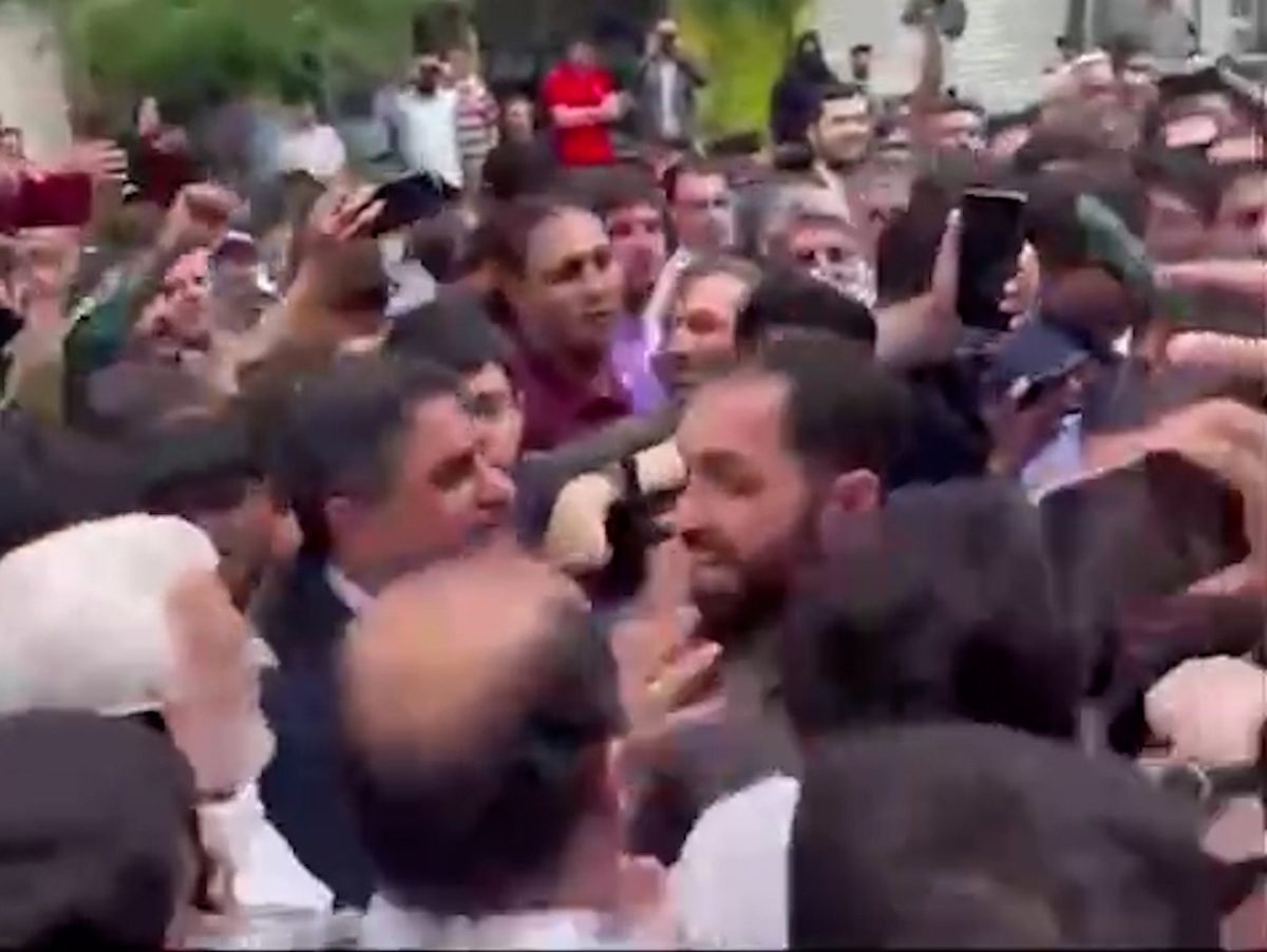 برخورد خشن محافظان جلیلی با یک معترض