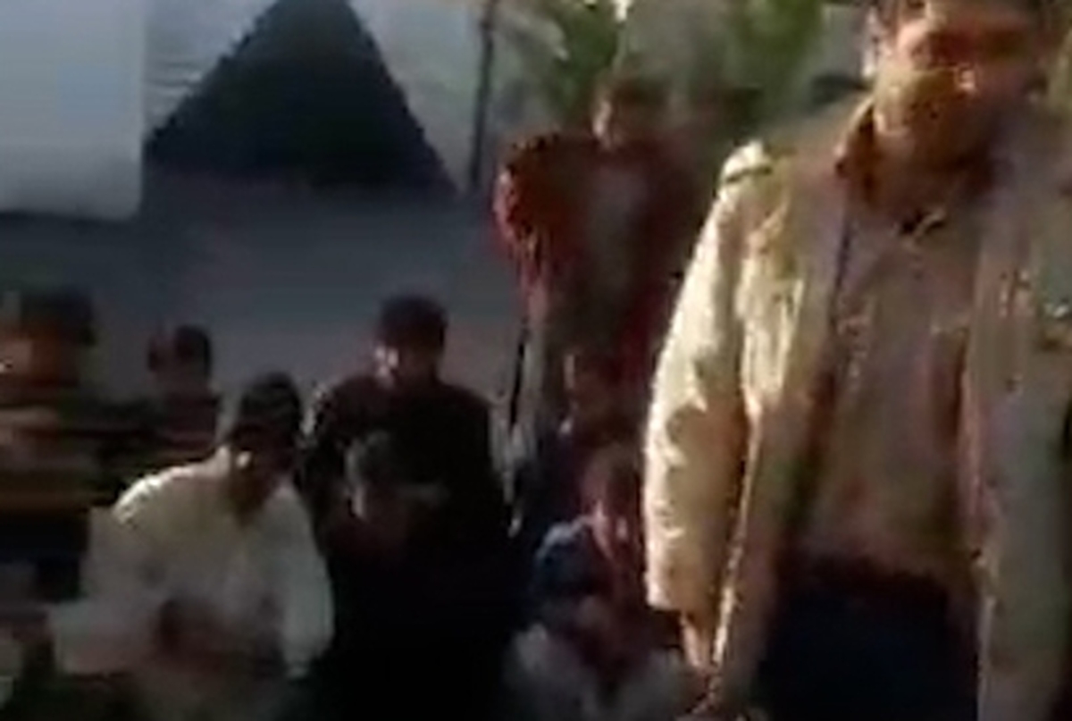 ویدیوی بیرون کشیدن 16 افغانی از خودروی قاچاق