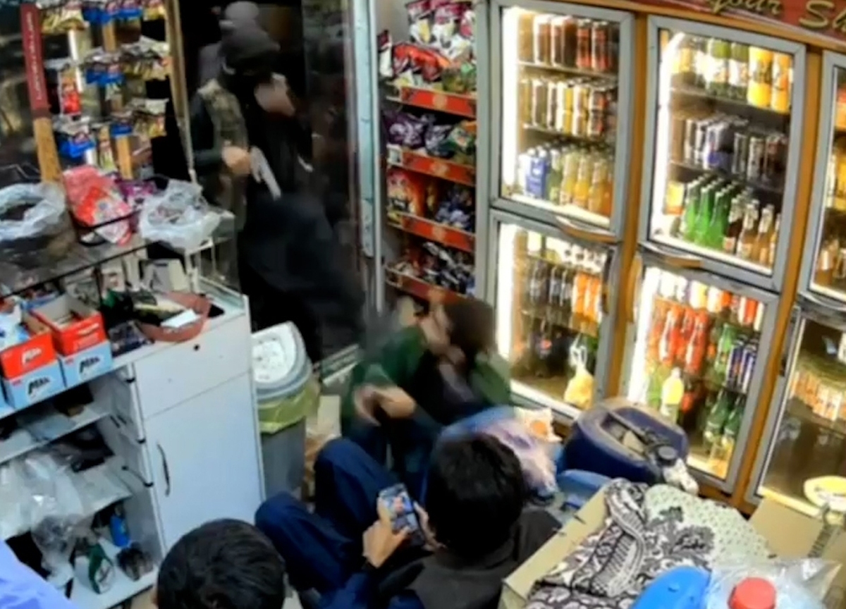 لحظه سرقت مسلحانه از سوپرمارکت در سیستان و بلوچستان!