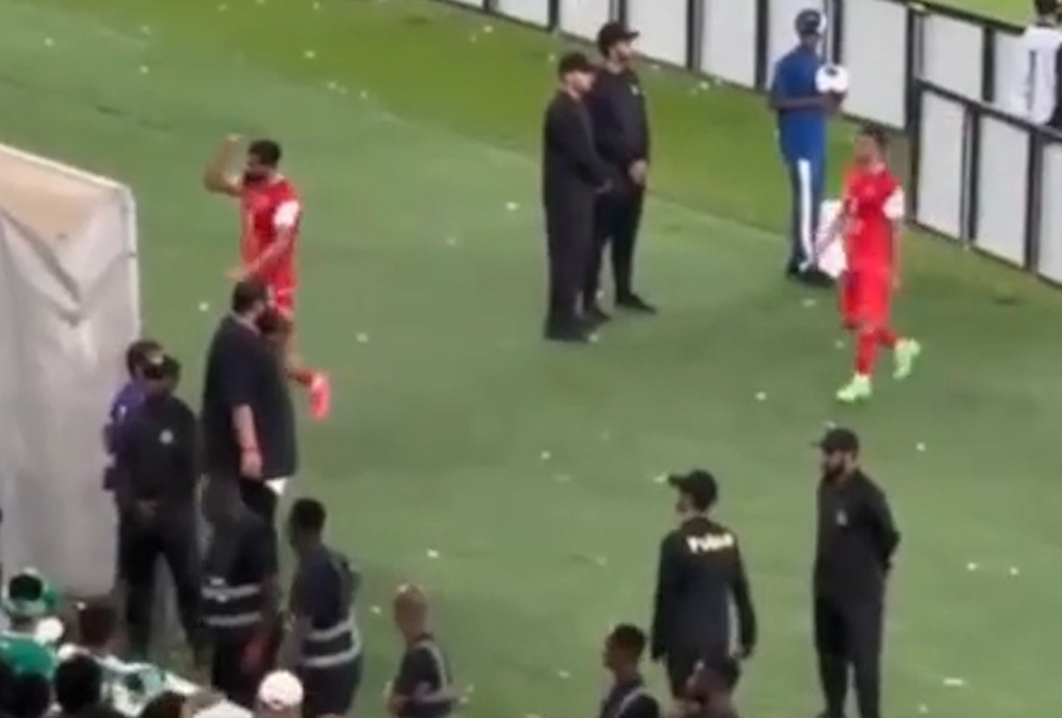 سوتی عجیب بازیکن پرسپولیس حین کری‌خوانی