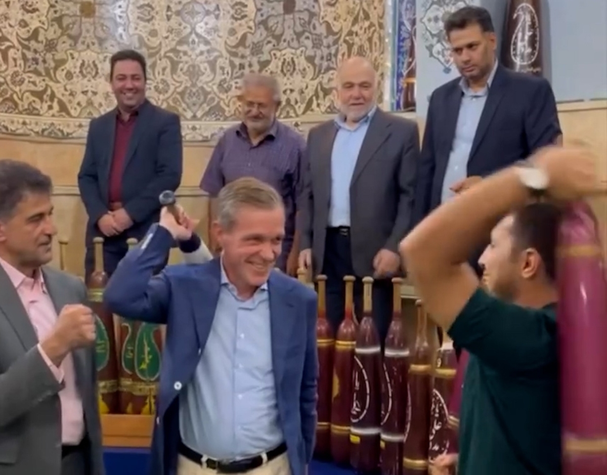 سفیر نروژ در ایران در حال میل زدن در گود زورخانه