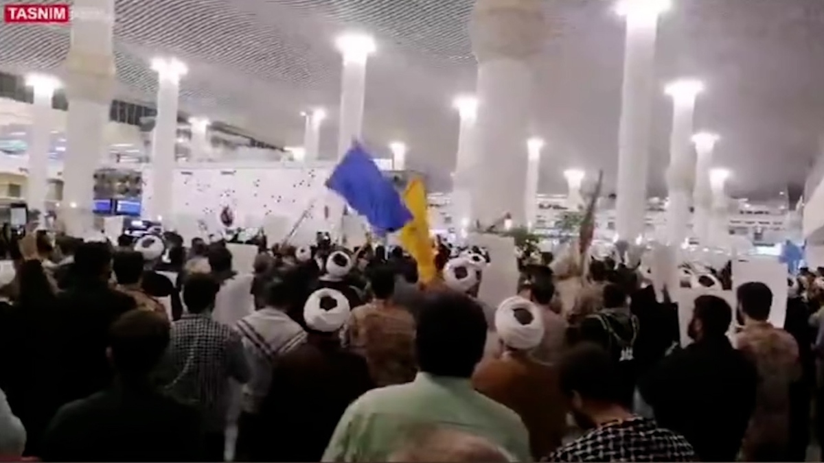تجمع در فرودگاه امام برای اعزام به لبنان و جنگ با اسرائیل