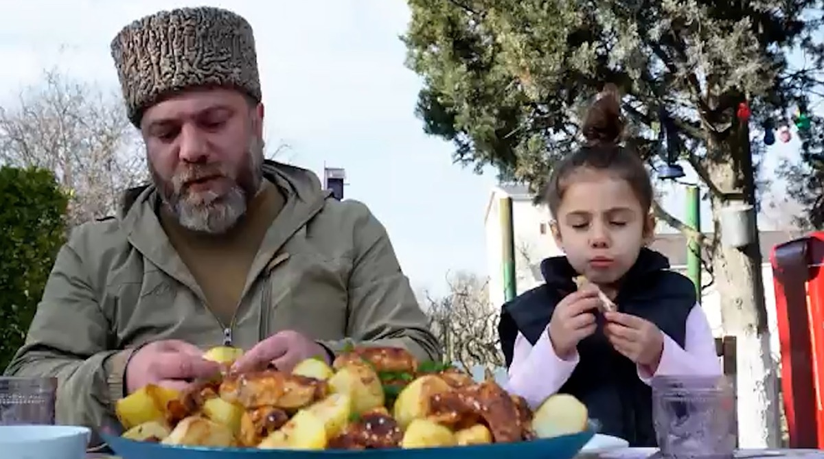 پخت غذای روستایی آذربایجان با بال مرغ و سیب زمینی